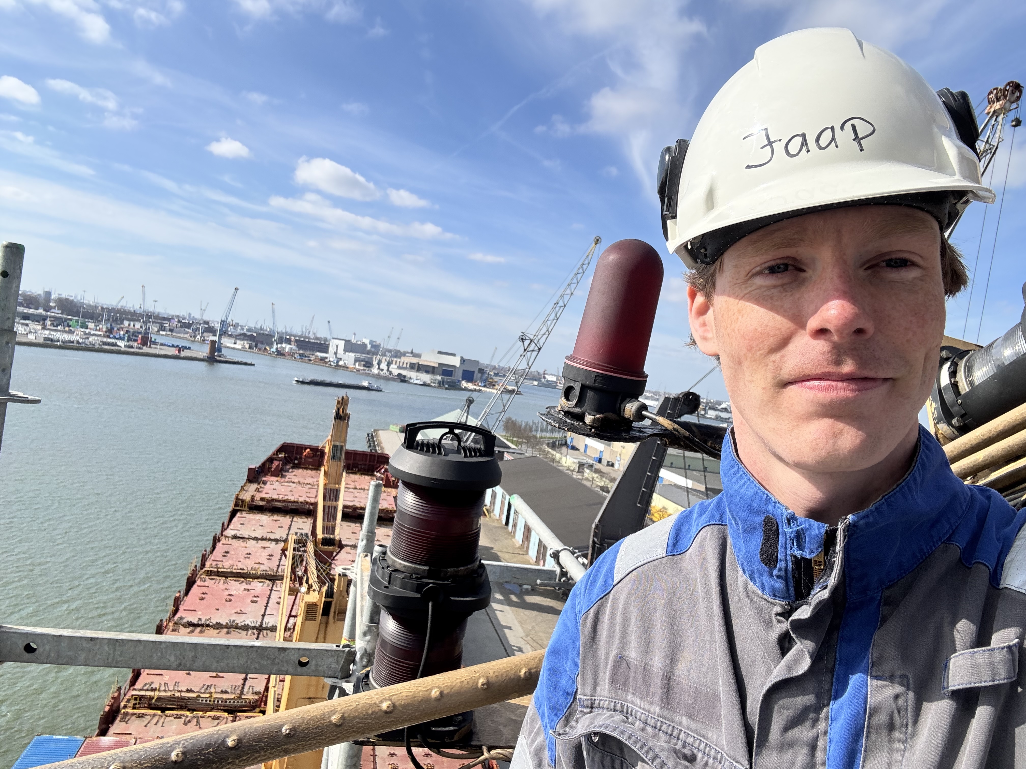 Jaap met helm op locatie in de haven
